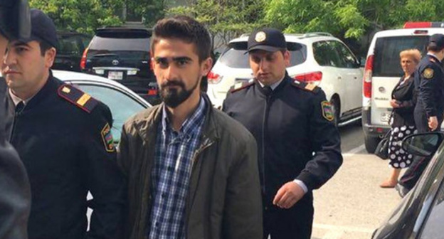 Сотрудники полиции ведут Гияса Ибрагимова. Фото http://report.az/ru/proisshestviya/izbrana-mera-presecheniya-v-vide-aresta-v-o/