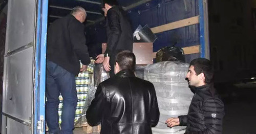 Акция в помощь детям из малообеспеченных семей Дагестана. На снимке: разгрузка детского питания. Фото http://www.riadagestan.ru/