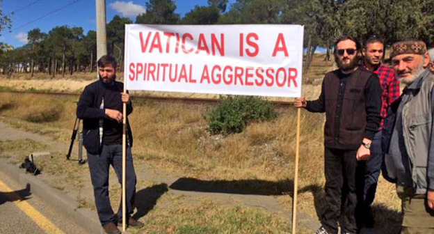 Акция с лозунгом "Папа Римский - духовный агрессор". Тбилиси, 30 сентября 2016 г. Фото https://www.newsgeorgia.ge/40212-2/