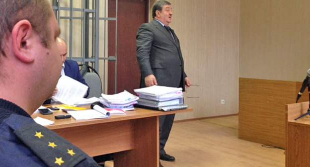 Алауди Мусаев (справа) в зале суда. Фото Ахмеда Альдебирова для "Кавказского узла"