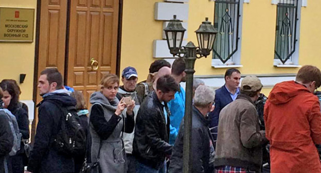 Журналисты возле здания Московского окружного суда. Москва, 3 октября 2016 г. Фото Юлии Буславской для "Кавказского узла"