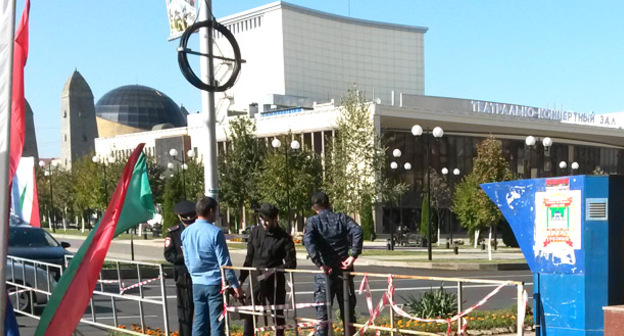 Жители города проходят через рамку металлодетектора, чтобы попасть в здание государственного театрально-концертного зала (на заднем плане). Грозный, 5 октября 2016 г. Фото корреспондента "Кавказского узла"