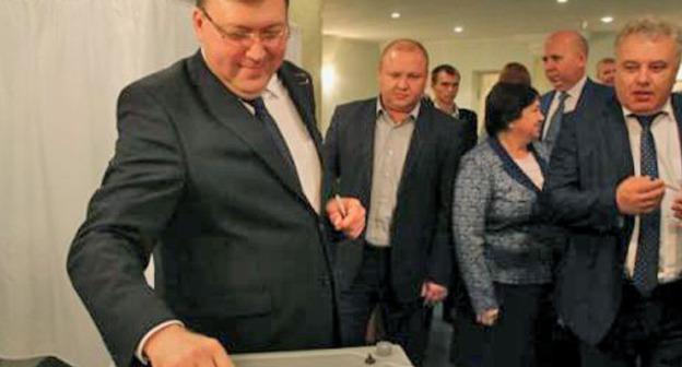 Александр Ищенко (слева) на избирательном участке. Фото www.donnews.ru