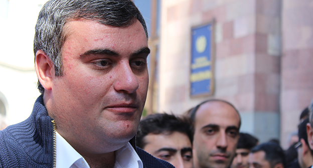 букмекер на акции протеста 6 октября в Ереване. Фото Тиграна Петросяна для "Кавказского узла"