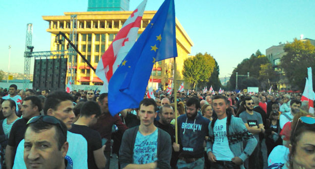 Флаг Грузии и ЕС несут сторонники "Единного национального движения". Тбилиси, 5 октября 2016 г. Фото Беслана Кмузова для "Кавказского узла"