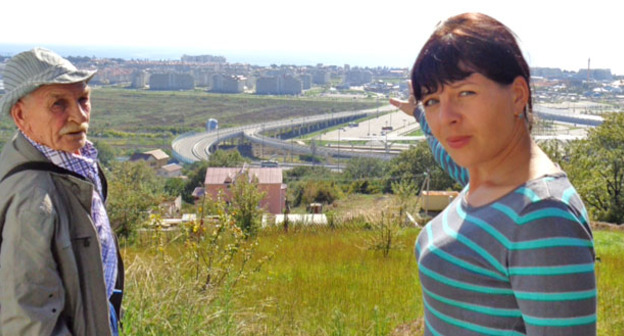 Свидетели Елена Пугач и Прокопий Янаев показывают захваченные земли. Сочи, октябрь 2016 г. Фото Светланы Кравченко для "Кавказского узла"