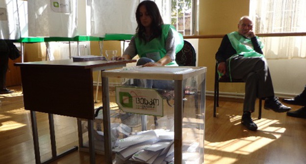 Голосование на участке №36 Чугуретского избирательного округа Тбилиси. 8 октября 2016 года. Фото Инны Кукуджановой для "Кавказского узла"