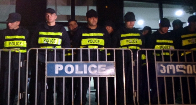 Полицейские в ночь после голосования следят за акцией сторонников ЕНД. Тбилиси, 9 октября 2016 года. Фото Инны Кукуджановой для "Кавказского узла".