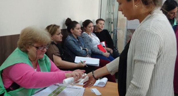 Голосование на одном из избирательных участков в Тбилиси 8 октября 2016 года. Фото Инны Кукуджановой для "Кавказского узла"