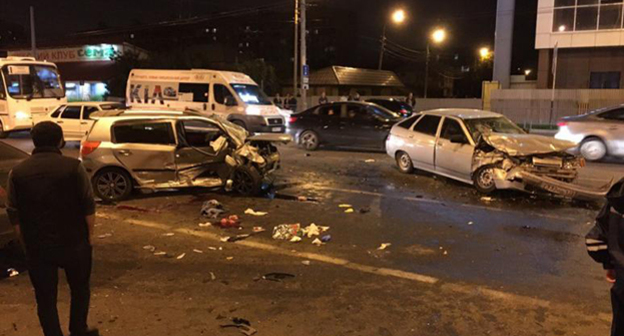 На месте ДТП. Фото: http://www.yugopolis.ru/news/19-letnij-krasnodarec-na-bmw-ustroil-massovoe-dtp-v-krasnodare-96881