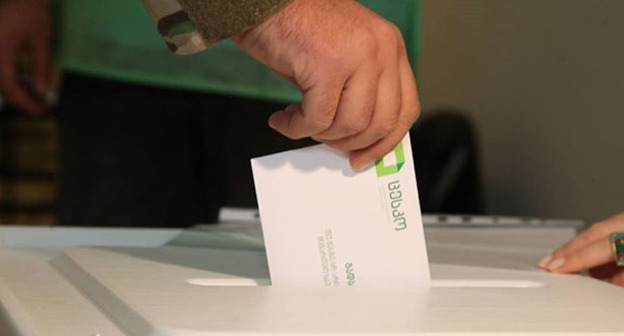 На избирательном участке во время голосования. Грузия. Фото http://sputnik-georgia.ru/politics/20161007/233424140/Opros-55-chitatelej-Sputnik-idut-na-parlamentskie-vybory-v-Gruzii.html