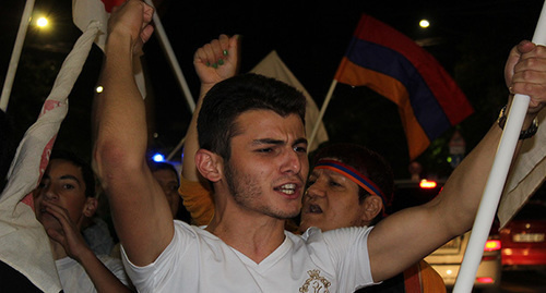 Участник шествия в поддержку отряда «Сасна Црер». Фото Тиграна Петросяна для "Кавказского узла"