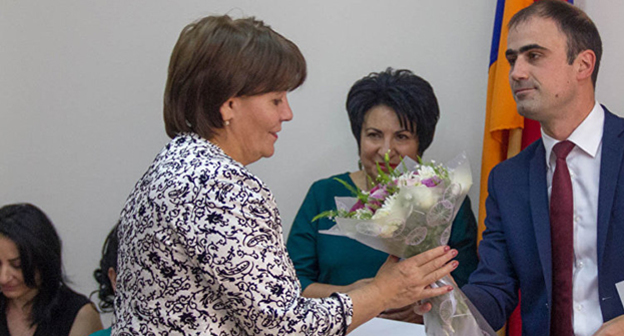 Врученеи грамот библиотекарям. Фото: © Sputnik/ Aram Nersesyan
http://ru.armeniasputnik.am/culture/20161007/5099434/biblioteka-chtenie-erevan.html