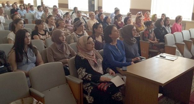 Распределение врачей для направления на работу в село, Дагестан. Фото:  http://www.riadagestan.ru/mobile/news/health/pochti_250_spetsialistov_otpravyatsya_v_2016_godu_po_programme_zemskiy_doktor_v_sela_dagestana/