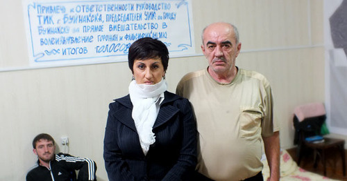 Активистка ЛДПР Лариса Бачиева и член ЛДПР , участник голодовки Герей Садыков. Махачкала, 11 октября 2016 г. Фото Патимат Махмудовой для "Кавказского узла"