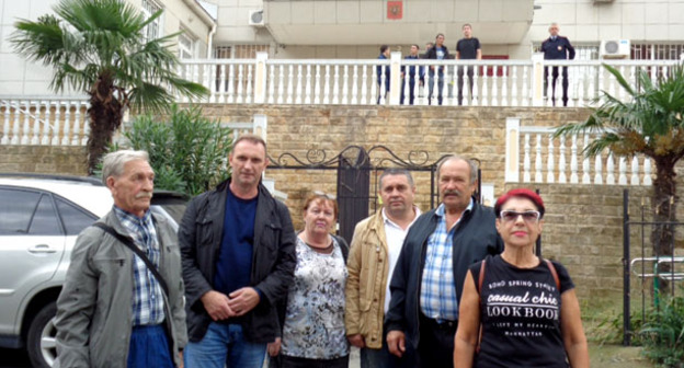 Защита казака Фетисова возле здания суда. Сочи, октябрь 2016 г. Фото Светланы Кравченко для "Кавказского узла"