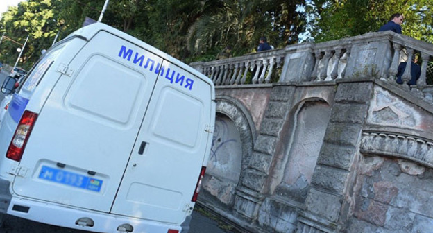 Полицейская машина на месте взрыва. Сухум, 17 октября 2016 г. Фото Sputnik/Томас Тхайцук