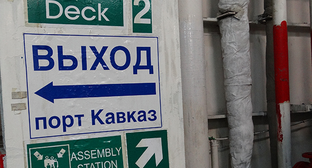 Указатель на на борту парома Верченской переправы. Фото Нины Тумановой для "Кавказского узла"