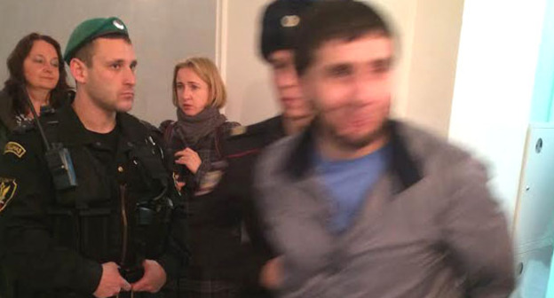 Заура Дадаева ведут на заседание суда по коридору. Москва, 18 октября 2016 г. Фото Юлии Буславской для "Кавказского узла"