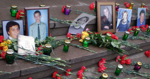 Свечи и портреты погибших. Фото: RFE/RL