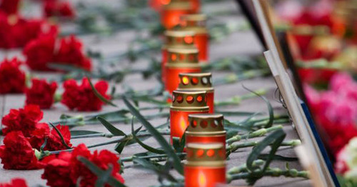 Цветы и свечи в памяьть по погибшим. Фото: Yuri Timofeyev (RFE/RL)