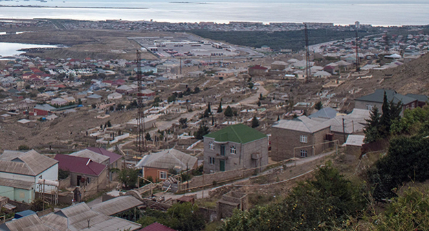 Оползневый участок на  Зыхе. Фото:  © Sputnik / Murad Orujov
http://ru.sputnik.az/science/20161005/407257031/opolzni-ugrozhajut-zyh-garachuhur-masazyr.html