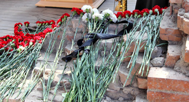 Цветы в спортзале школы №1. Беслан. Фото Эммы Марзоевой для "Кавказского узла"