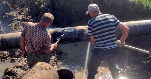 Устранение аварии на водоводе. Фото http://www.yugvodokanal.ru/news/detail/?ID=3883