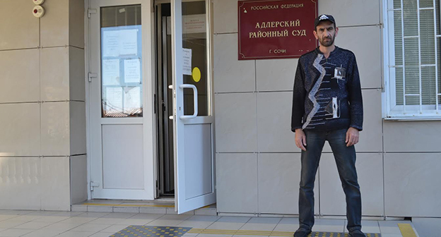 Демерчян у здания суда. Фото Светланы Кравченко для "Кавказского узла"