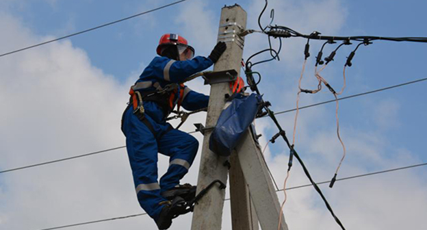Восстановление подачи тока. Фото: http://www.vkpress.ru/glavnoe/brigady-kubanenergo-zavershayut-vosstanovlenie-energosnabzheniya-v-mostovskom-rayone-narushennoe-ura/?id=98363