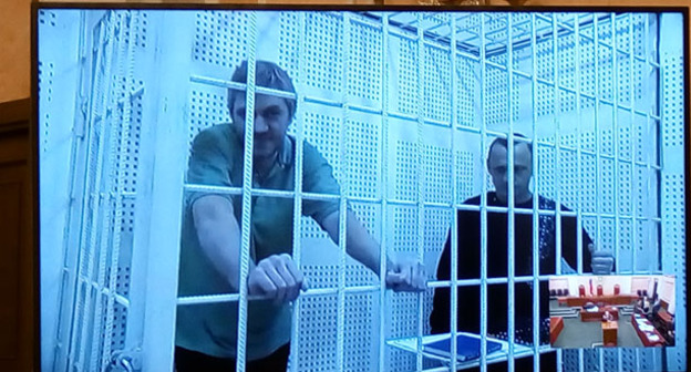 Видеотрансляция Николая Карпюка и Станислава Клыха (справа) в зале Верховного суда России. 26 октября 2016 г. Фото Олега Краснова для "Кавказского узла"