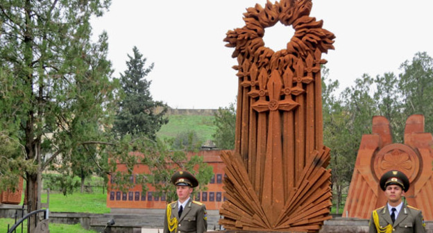 В Талише установлен камень-крест погибшим в апрельской войне добровольцам. Нагорный Карабах, 29 октября 2016 г. Фото Алвард Григорян для "Кавказского узла"