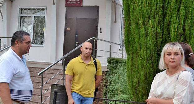 Возле здания Хостинского районного суда. Сочи. Фото Светланы Кравченко для "Кавказского узла"