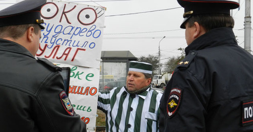 Василий Дегтярев провел одиночный пикет у здания прокуратуры Волгоградской области. 31 октября 2016 г. Фото Татьяны Филимоновой для "Кавказского узла"