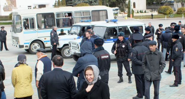Сотрудники полиции несколько раз пытались разогнать митингующих. Махачкала, 31 октября 2016 г. Фото Патимат Махмудовой для "Кавказского узла"