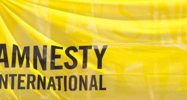 Флаг с логотипом Amnesty International. Фото: RFE/RL