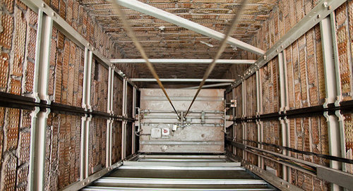 Шахта лифта. Фото: http://ru.sputnik.az/incidents/20161102/407579183/upal-lift-postradali-vosem-chelovek.html