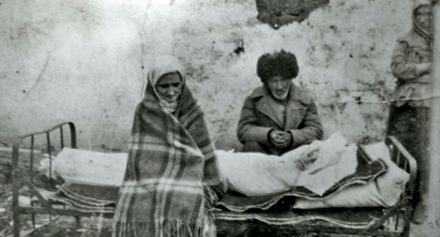 Ингушская семья Газдиевых у тела умершей дочери. Казахстан, 1944 год. Фото https://ru.wikipedia.org