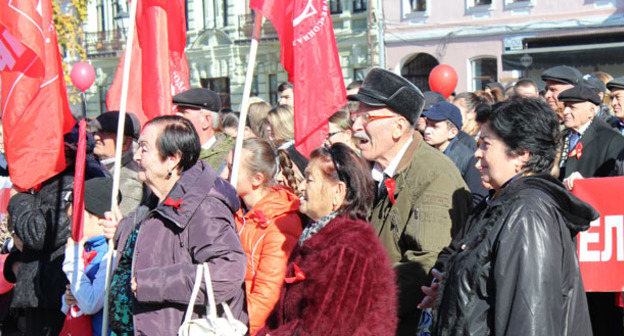Шествие и митинг во Владикавказе cторонников КПРФ. 7 ноября 2016 г. Фото Эммы Марзоевой для "Кавказского узла"