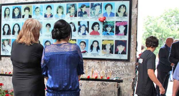 Фотографии погибших во время теракта на стенах спортивного зала школы № 1. Беслан. Фото Эммы Марзоевой для "Кавказского узла"