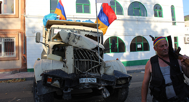 Грузовик, протаранивший при захвате ворота здания полка полиции. Ереван, 23 июля 2016 г. Фото Тиграна Петросяна для "Кавказского узла"