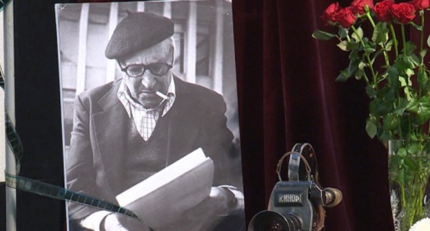 Петр Финкельберг и его камера КИНОР. Фото http://alaniatv.ru/habaerta/vesti-iryston/?id=21341