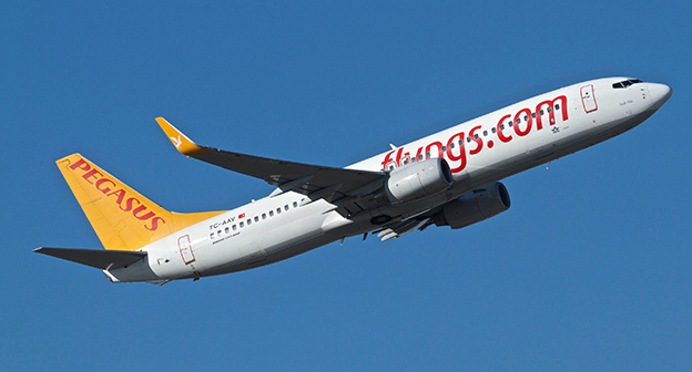 Самолёт  Pegasus Airlines в небе. Фото: http://112.ua/mir/tureckiy-aviaperevozchik-pegasus-airlines-priostanovil-polety-v-rossiyu-iz-za-problem-s-vizami-283364.html