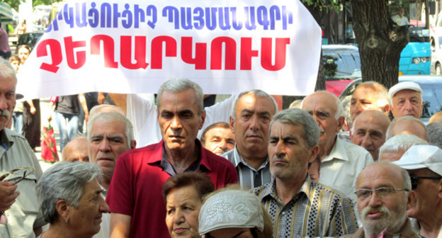 Акция протеста бывших сотрудников завода «Наирит». Надпись на плакате: «Отмена рабского соглашения!». Ереван, 14 июля 2016 г. Фото Тиграна Петросяна для "Кавказского узла"