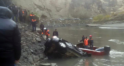 Сорвавшейся 10 ноября с обрыва в районе реки Андийское Койсу. Фото:  http://www.riadagestan.ru/news/disasters_and_catastrophes/poyavilas_informatsiya_po_povodu_dtp_v_untsukulskom_rayone_respubliki/