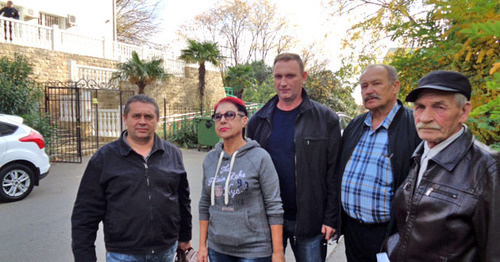 Подсудимый казак Сергей Фетисов в центре с группой поддержки возле здания суда. Сочи, ноябрь 2016 г. Фото Светланы Кравченко для "Кавказского узла"