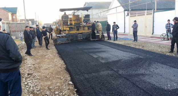 Укладка асфальта за счет жителей в селе Новосисатли. Дагестан, ноябрь 2016 г. Фото Ахмеда Хайбулаева