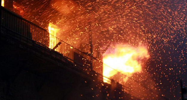 Пожар в нежилом доме на улице Чехова в Ростове-на-Дону. Фото: http://bloknot-rostov.ru/news/bushuyushchiy-pozhar-v-mnogoetazhke-s-chetyrmya-po-795248