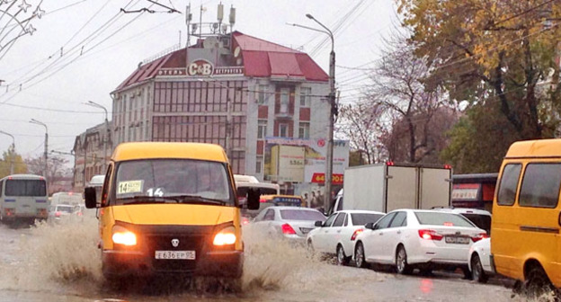 Улица Насрудинова после ливня. Махачкала, 17 ноября 2016 г. Фото Патимат Махмудовой для "Кавказского узла"