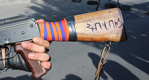 На прикладе нацарапано: «Подарок моему народу от Овика». Фото Тиграна Петросяна для "Кавказского узла"